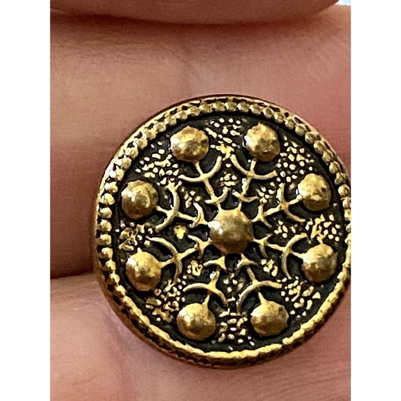 Set of eight Metal gold tone raised snowflake buttons - Picture 4 of 5